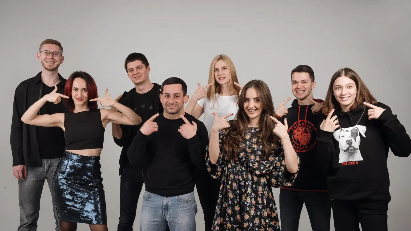 Пациенты клиники «ОРТОДОНТиЯ» позируют, показывая брекеты и улыбки